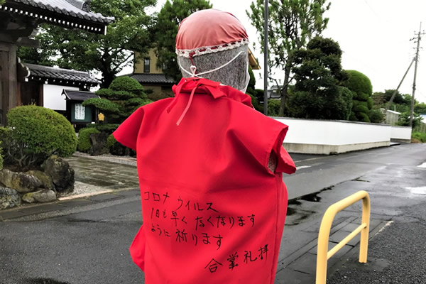 埼玉永代供養の定泰寺 赤いマントを羽織った地蔵菩薩